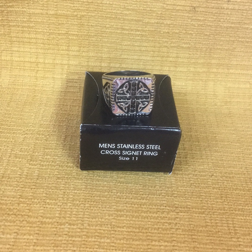 MENS STAINLESS STEEL CROSS SIGNET RING - Picture 2 of 5